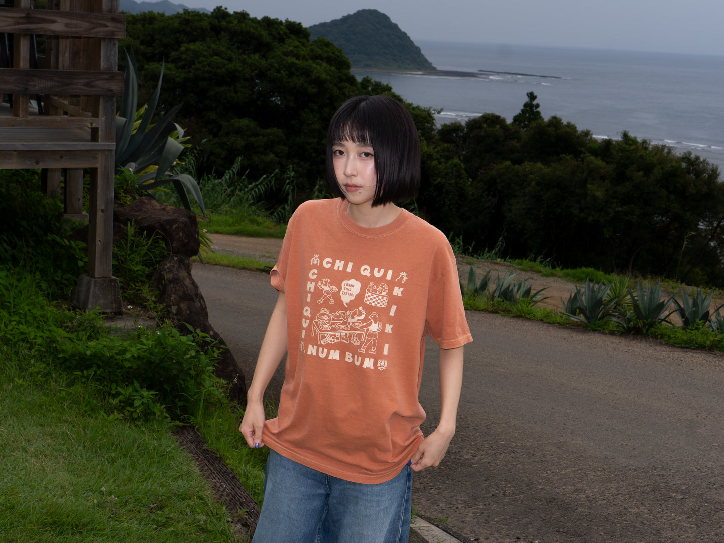"Chi Qui Chi Qui Kiki Num Bum" Tee【予約販売】