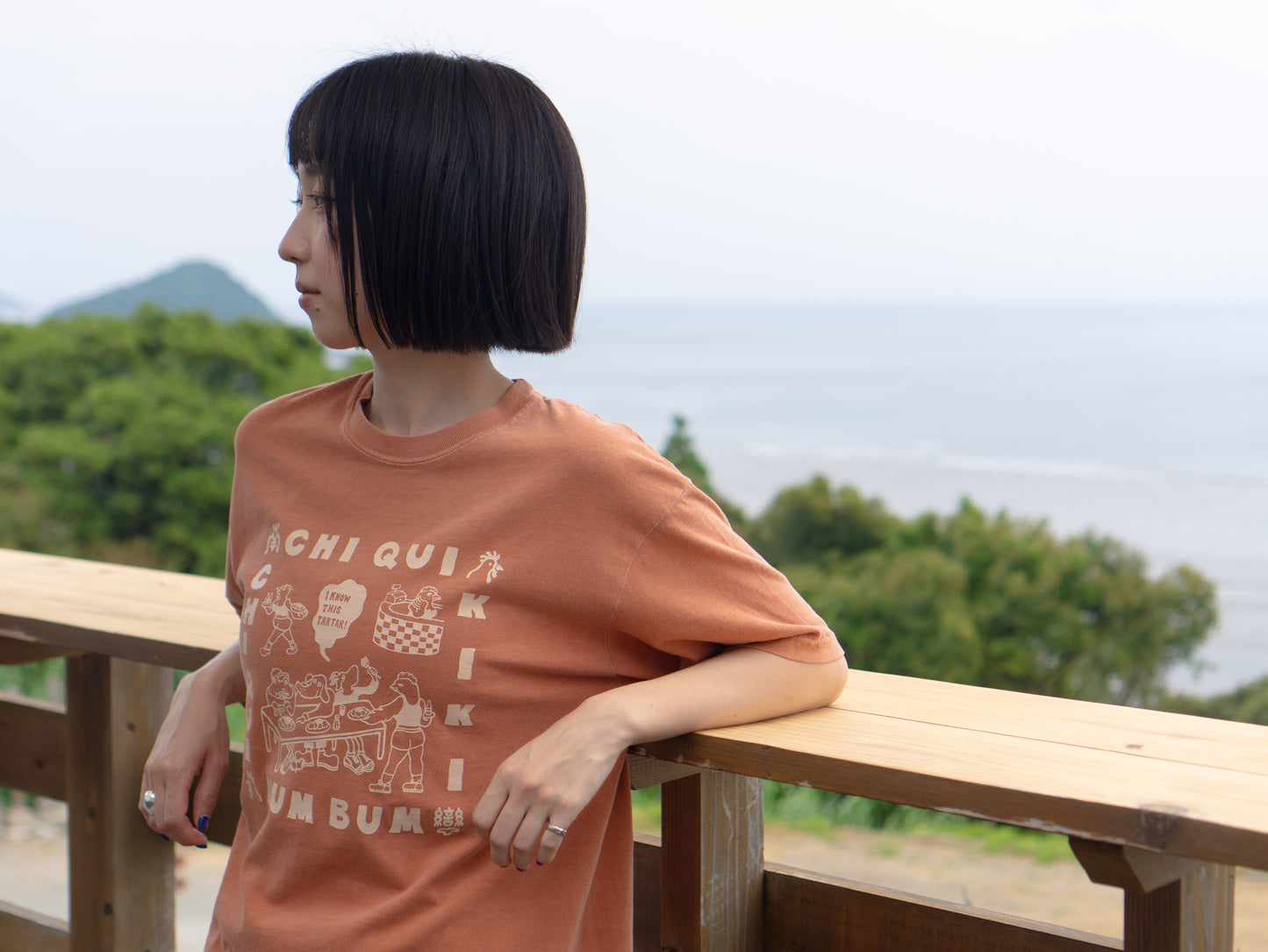 "Chi Qui Chi Qui Kiki Num Bum" Tee【予約販売】