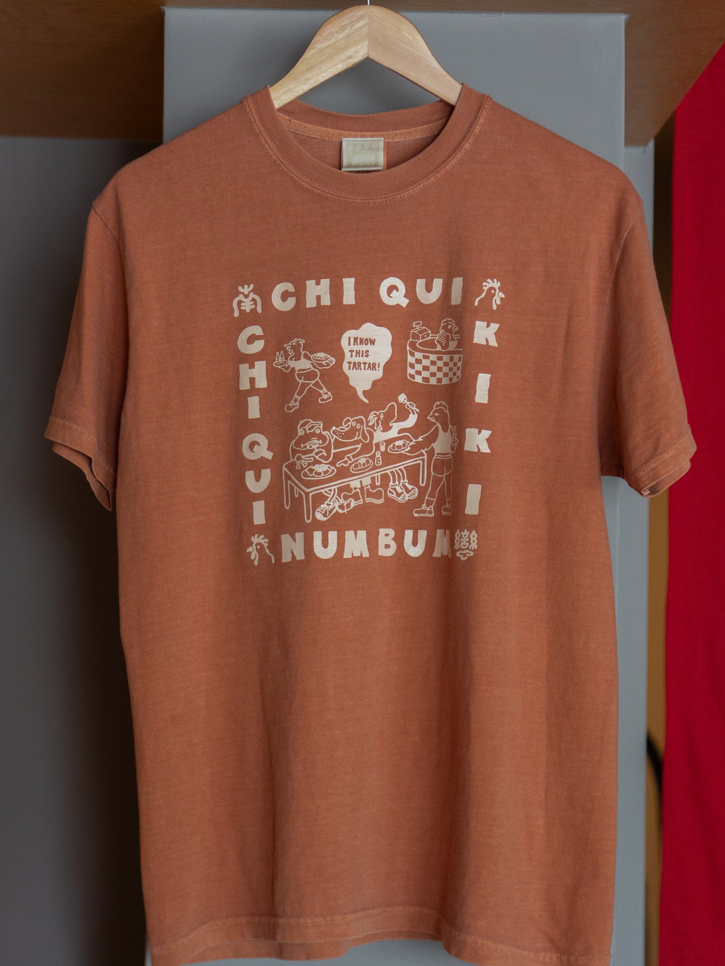"Chi Qui Chi Qui Kiki Num Bum" Tee【予約販売】