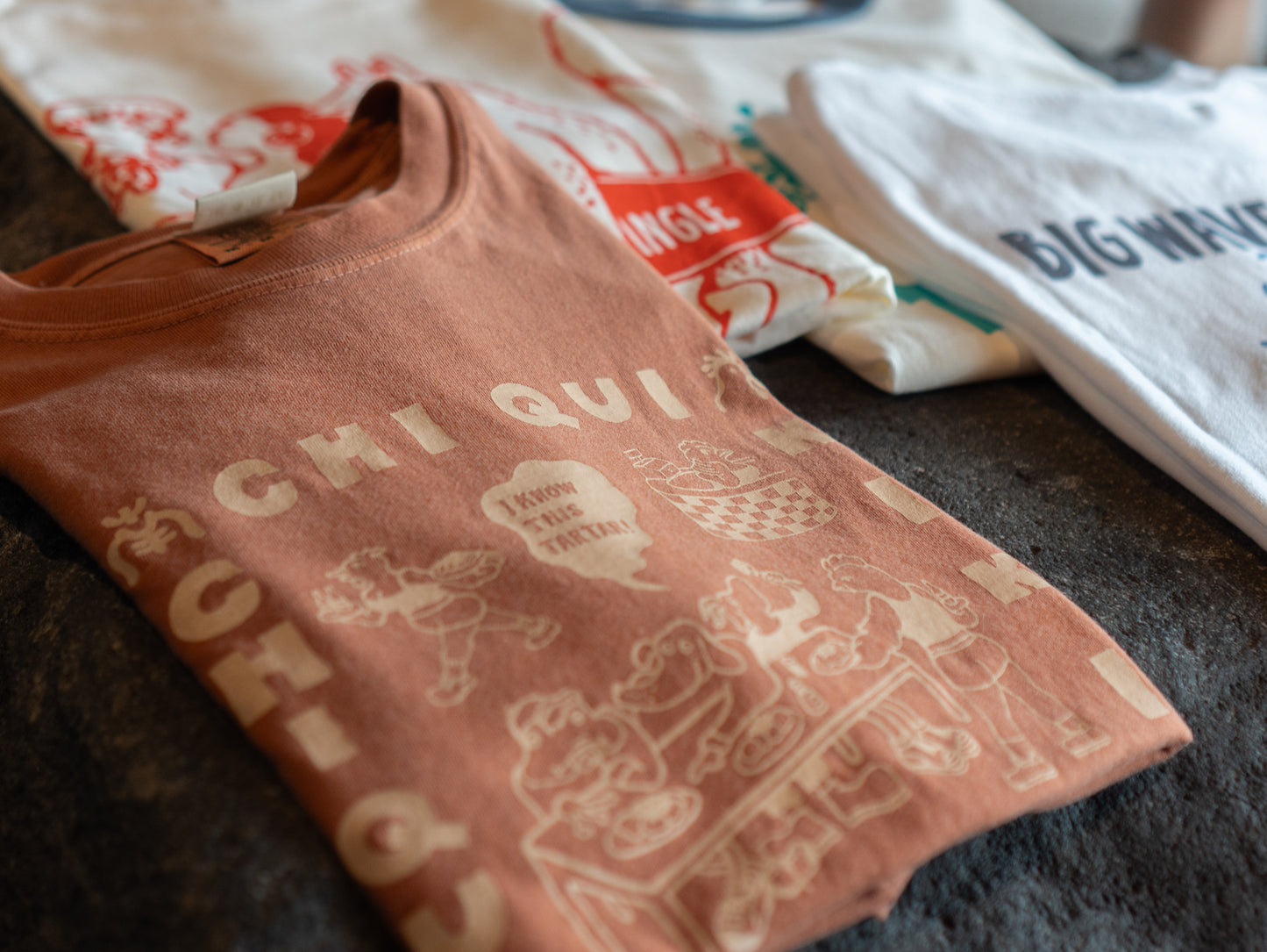 "Chi Qui Chi Qui Kiki Num Bum" Tee【予約販売】